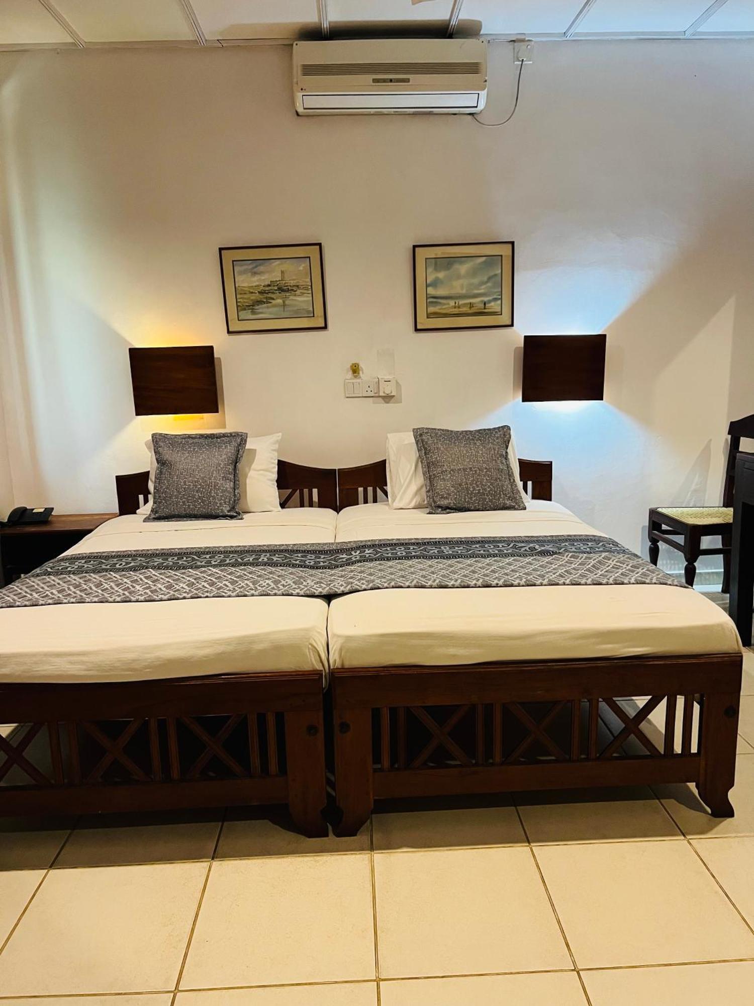 Hotel Sunflower กตรคาม ภายนอก รูปภาพ