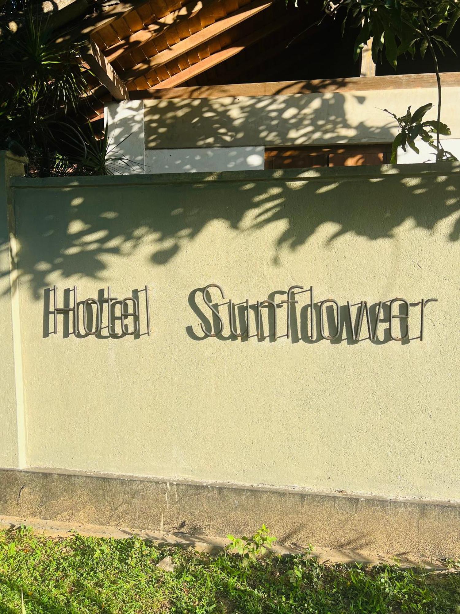 Hotel Sunflower กตรคาม ภายนอก รูปภาพ