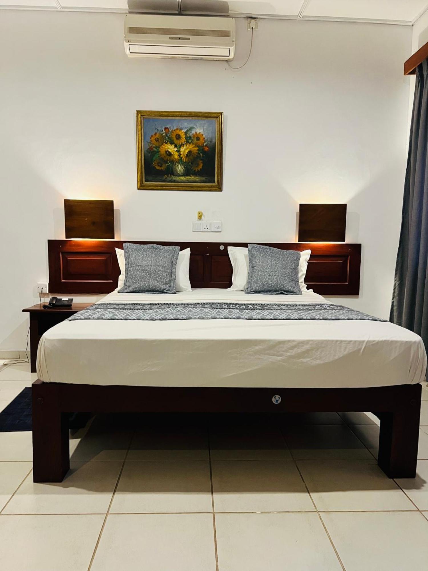Hotel Sunflower กตรคาม ภายนอก รูปภาพ